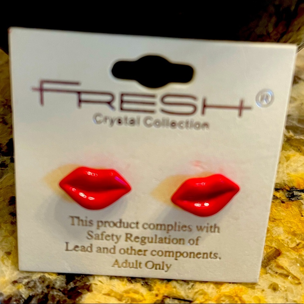 Red lips post earrings